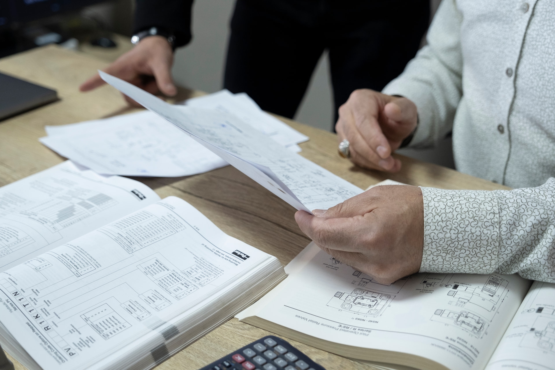 AEB mühendisleri teknik çizimler ve hidrolik sistem dokümanlarını inceleyerek proje değerlendirmesi yapıyor